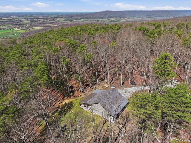 1978 Highland Bluff Trl, Pelham, TN 37366