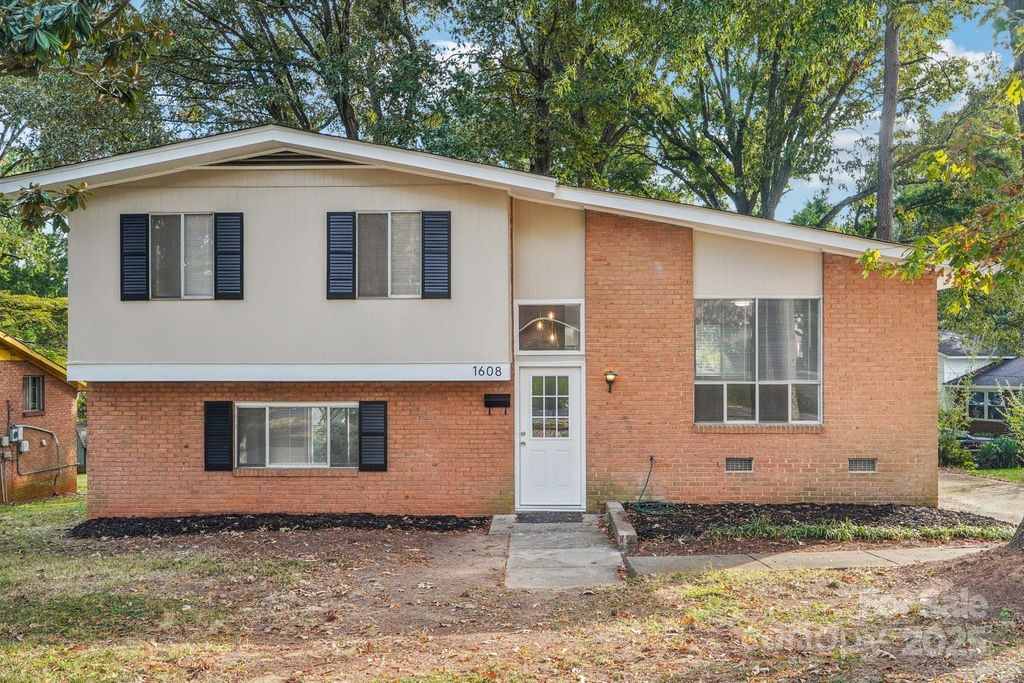 1608 Carfax Drive, Charlotte, NC 28216