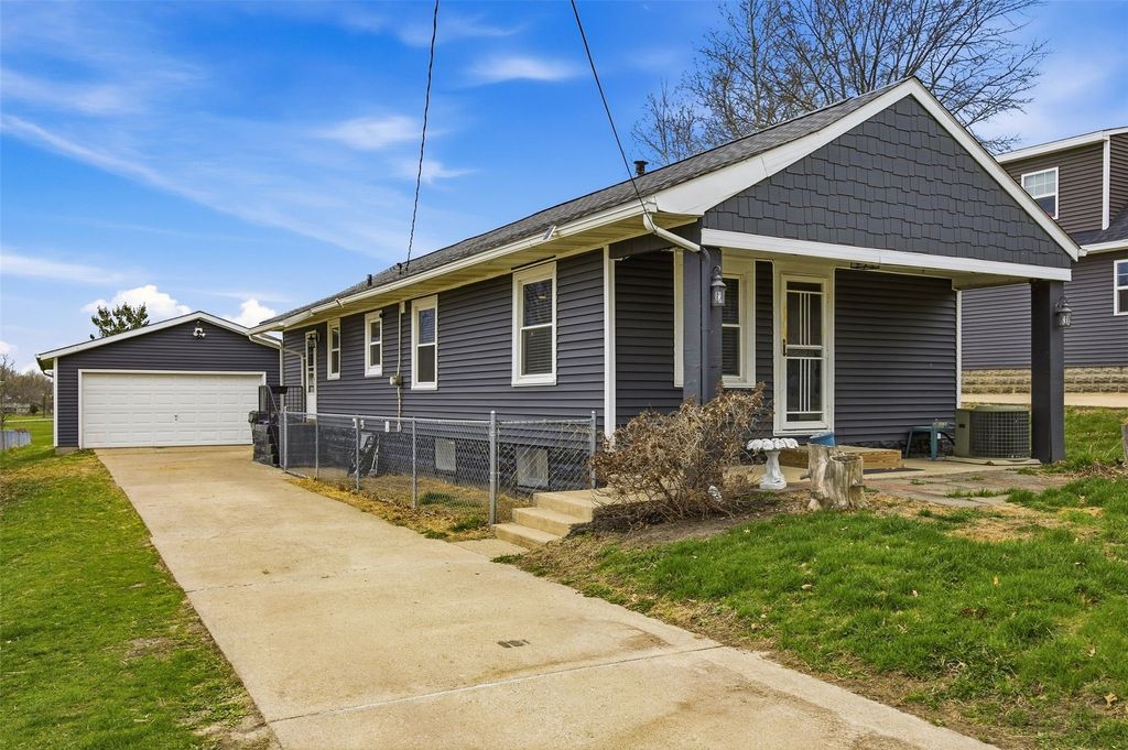 2642 Fruitland Boulevard SW, Cedar Rapids, IA 52404