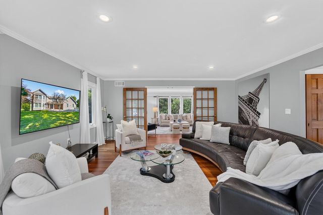12623 N Meadow CIRCLE E, Mequon, WI 53092