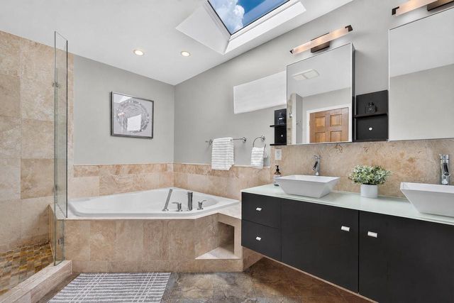 12623 N Meadow CIRCLE E, Mequon, WI 53092