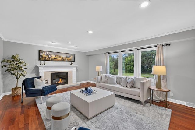 12623 N Meadow CIRCLE E, Mequon, WI 53092