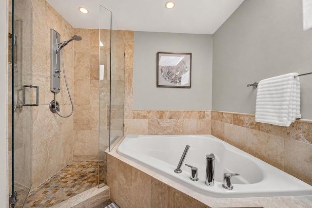 12623 N Meadow CIRCLE E, Mequon, WI 53092