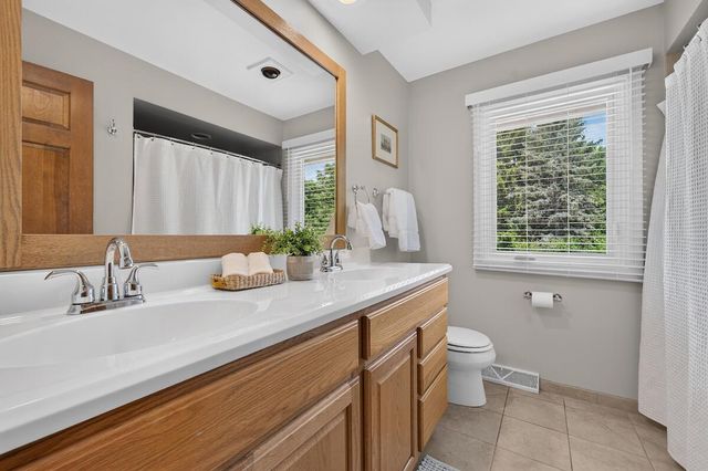 12623 N Meadow CIRCLE E, Mequon, WI 53092