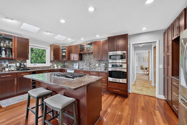 12623 N Meadow CIRCLE E, Mequon, WI 53092