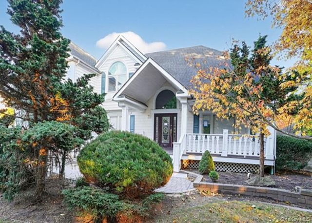 6 Robert Court, Center Moriches, NY 11934