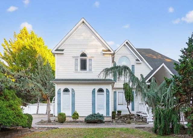 6 Robert Court, Center Moriches, NY 11934