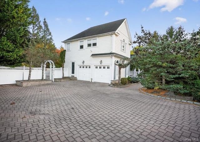 6 Robert Court, Center Moriches, NY 11934