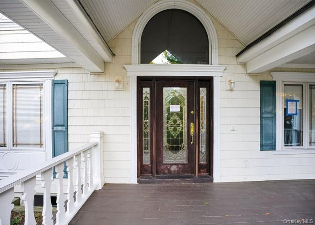 6 Robert Court, Center Moriches, NY 11934