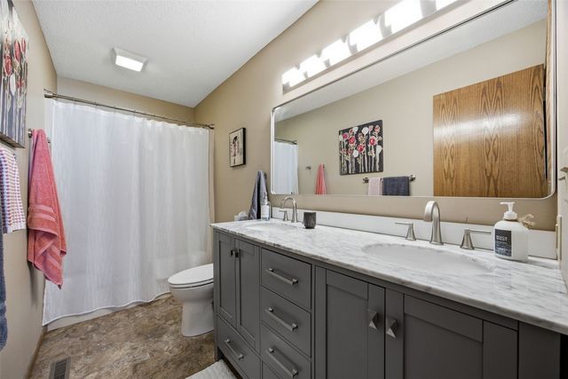 4330 Westchester Drive NE A, Cedar Rapids, IA 52402