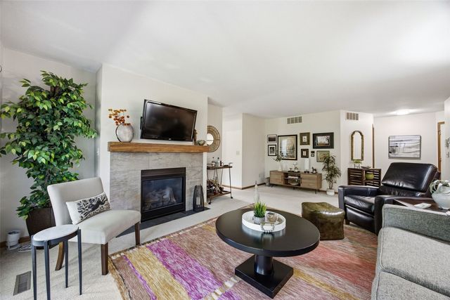4330 Westchester Drive NE A, Cedar Rapids, IA 52402