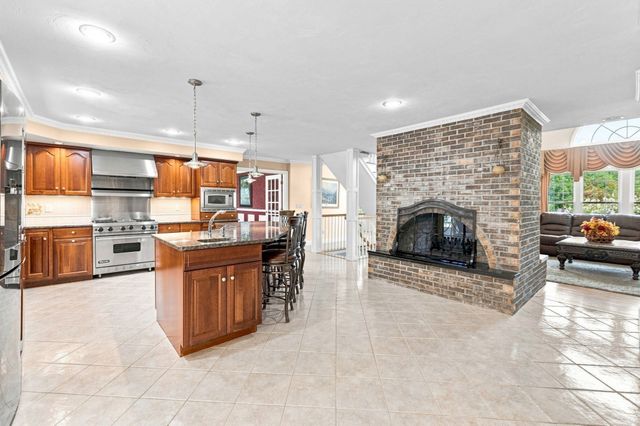 10 Edna Cir, Freetown, MA 02717