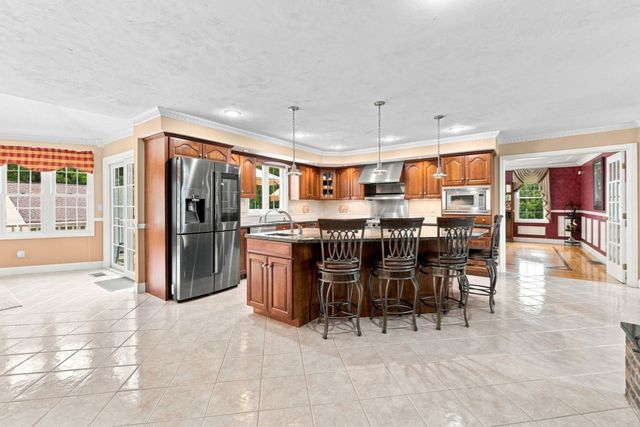 10 Edna Cir, Freetown, MA 02717