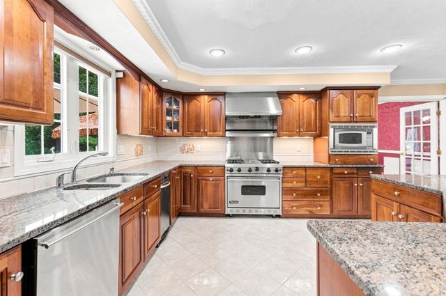 10 Edna Cir, Freetown, MA 02717