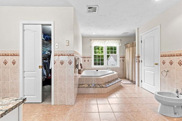 10 Edna Cir, Freetown, MA 02717