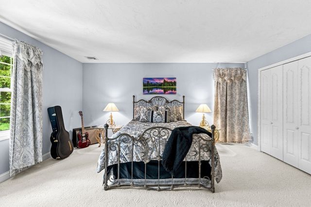 10 Edna Cir, Freetown, MA 02717