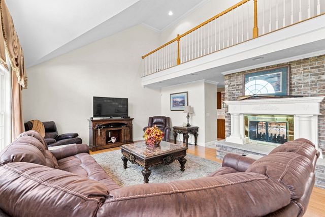 10 Edna Cir, Freetown, MA 02717