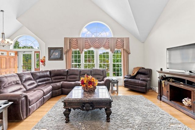 10 Edna Cir, Freetown, MA 02717