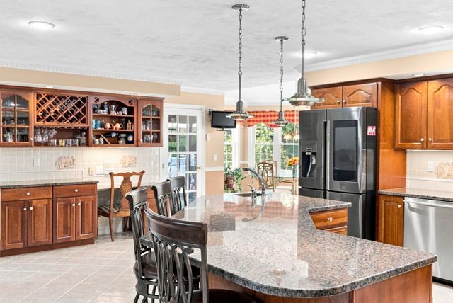 10 Edna Cir, Freetown, MA 02717
