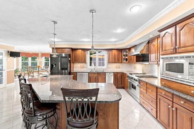 10 Edna Cir, Freetown, MA 02717