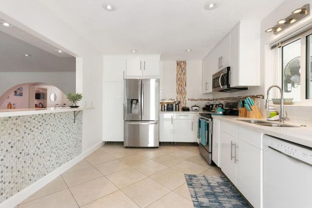 1900 N Victoria Park Road, Fort Lauderdale, FL 33305