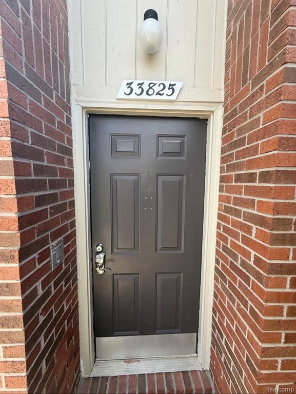 33825 Pondview Circle, Livonia, MI 48152