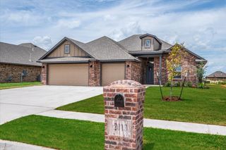2013 W Crossbow Way, Mustang, OK 73064
