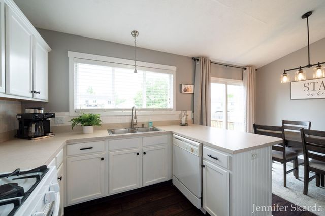 3054 Woodglen Street Nw, City Of Grand Rapids, MI 49504