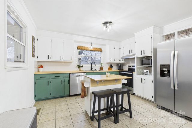 3115 Falling Creek Road NE, Hickory, NC 28601