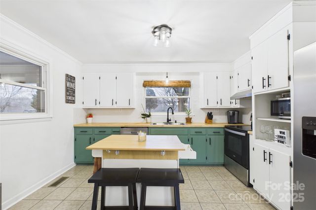 3115 Falling Creek Road NE, Hickory, NC 28601