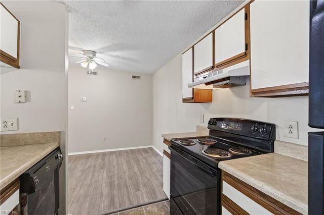 304 Thalia Station CT, Virginia Beach, VA 23452