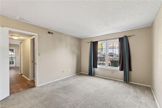 304 Thalia Station CT, Virginia Beach, VA 23452