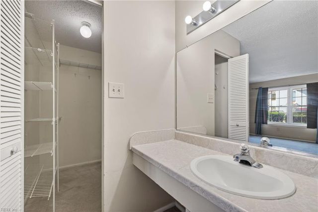 304 Thalia Station CT, Virginia Beach, VA 23452