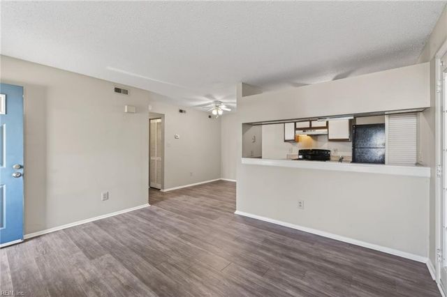 304 Thalia Station CT, Virginia Beach, VA 23452