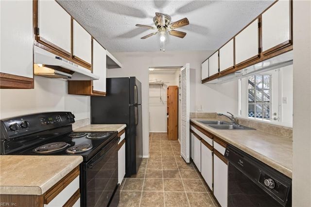 304 Thalia Station CT, Virginia Beach, VA 23452