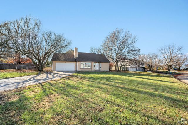828 Gillespie Drive, Manhattan, KS 66502