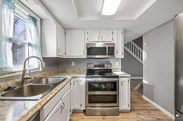 828 Gillespie Drive, Manhattan, KS 66502