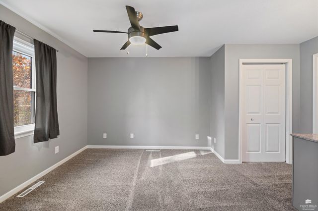 828 Gillespie Drive, Manhattan, KS 66502