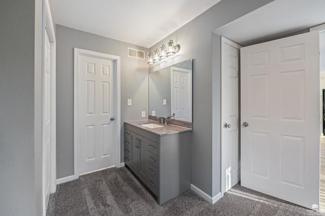 828 Gillespie Drive, Manhattan, KS 66502