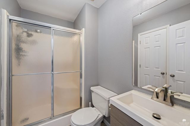 828 Gillespie Drive, Manhattan, KS 66502