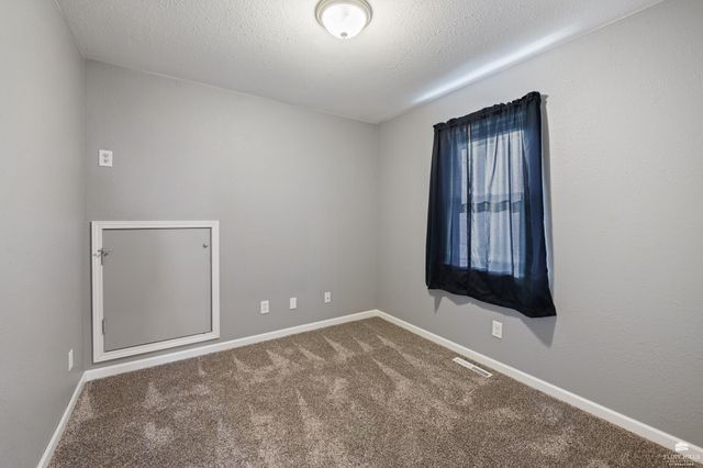 828 Gillespie Drive, Manhattan, KS 66502