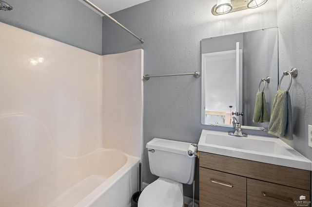 828 Gillespie Drive, Manhattan, KS 66502