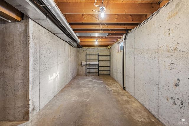 828 Gillespie Drive, Manhattan, KS 66502