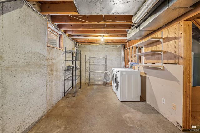 828 Gillespie Drive, Manhattan, KS 66502