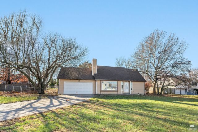 828 Gillespie Drive, Manhattan, KS 66502