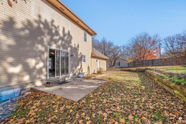 828 Gillespie Drive, Manhattan, KS 66502