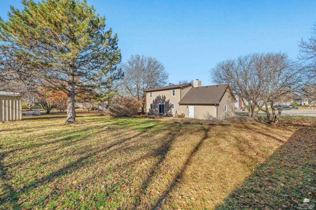 828 Gillespie Drive, Manhattan, KS 66502