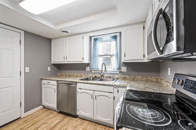 828 Gillespie Drive, Manhattan, KS 66502