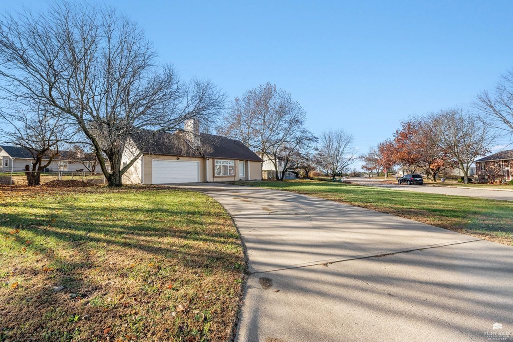 828 Gillespie Drive, Manhattan, KS 66502