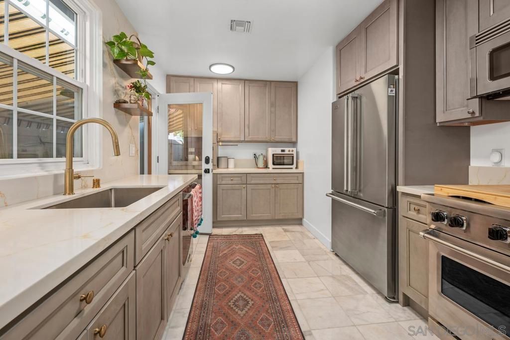 Image 2 of property listing at 800 3rd St, Coronado, CA 92118